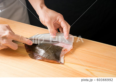 鰈を捌く板前 60366992