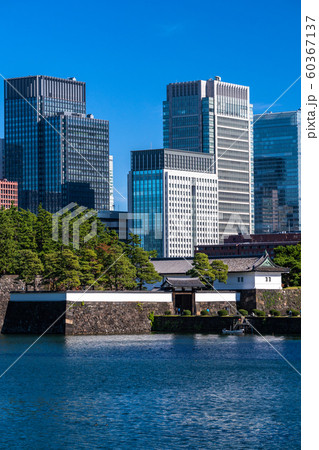 《東京都》日本の中心・丸の内オフィスビルと皇居 60367137