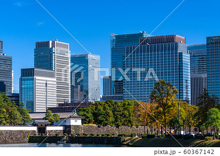 《東京都》日本の中心・丸の内オフィスビルと皇居 60367142