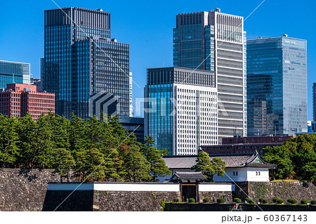 東京都 日本の中心 丸の内オフィスビルと皇居の写真素材 60367143 Pixta