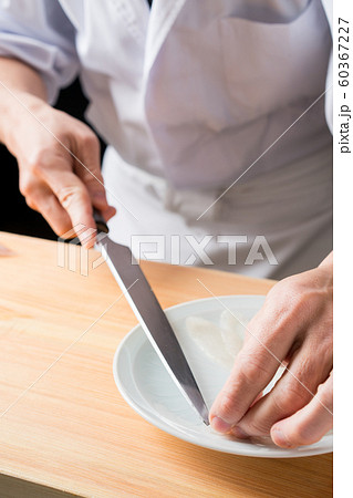 皮剥の薄造りを引く板前 60367227