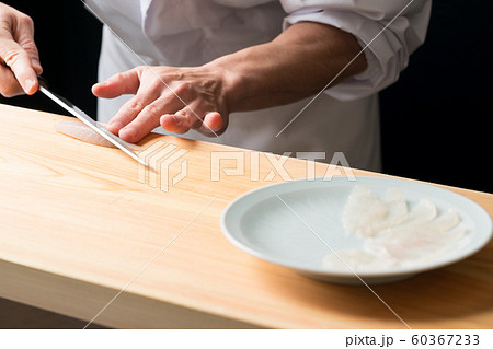 皮剥の薄造りを引く板前 60367233