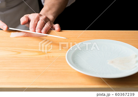 皮剥の薄造りを引く板前 皮剥の薄造りを引く板前 60367239