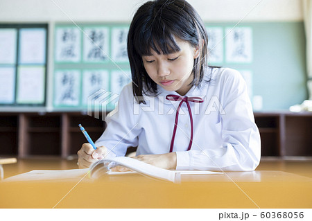 女の子　女子中高生　授業風景 60368056