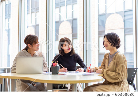 ビジネス ミーティング　撮影協力「近畿大学」 60368630