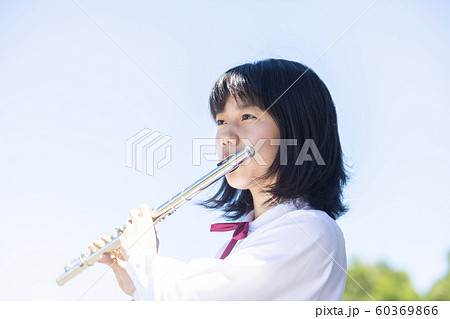 女性 フルート 演奏 女子中学生 女子高生 女性 フルート 演奏 女子中学生 女子高生 60369866