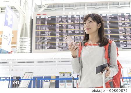 空港　ロビー　掲示板　女性　携帯電話 60369875