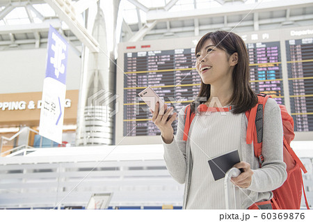 空港　ロビー　掲示板　女性　携帯電話 60369876