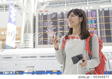 空港　ロビー　掲示板　女性　携帯電話 60369877
