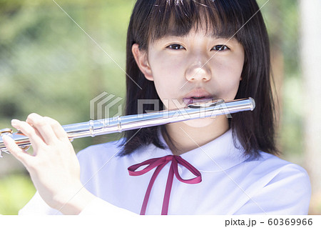 女性 フルート 演奏 女子中学生 女子高生 女性 フルート 演奏 女子中学生 女子高生 60369966