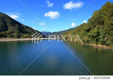 三里沈下橋から四万十川を眺める(高知県四万十市) 三里沈下橋から四万十川を眺める(高知県四万十市) 60370089