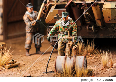 Miniature with soldiers and german Panther tank 60370800