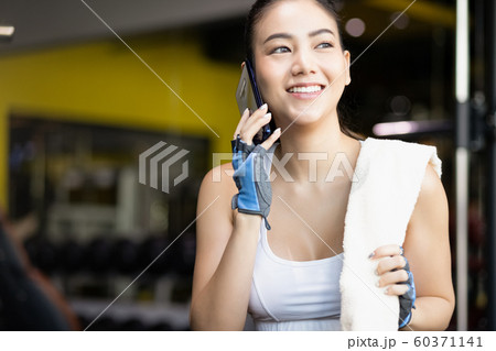 女性 フィットネス スマホ 女性 フィットネス スマホ 60371141