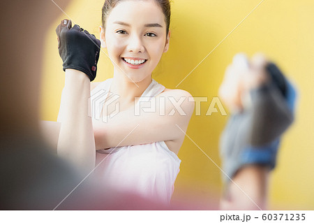 女性 スポーツ ストレッチ 女性 スポーツ ストレッチ 60371235