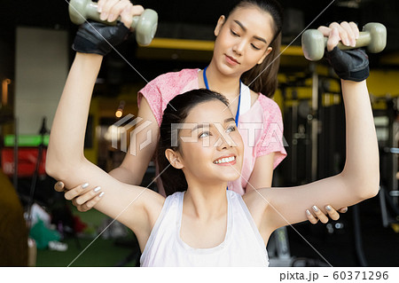 女性　フィットネスジム　ダンベル 60371296