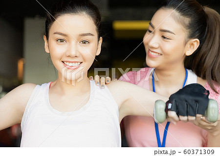 女性　フィットネスジム　ダンベル 60371309