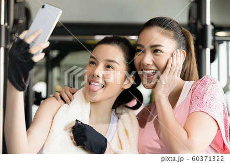 女性 フィットネス セルフィー 女性 フィットネス セルフィー 60371322