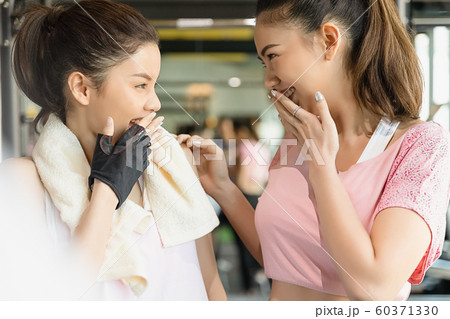 女性 フィットネス 休憩 女性 フィットネス 休憩 60371330