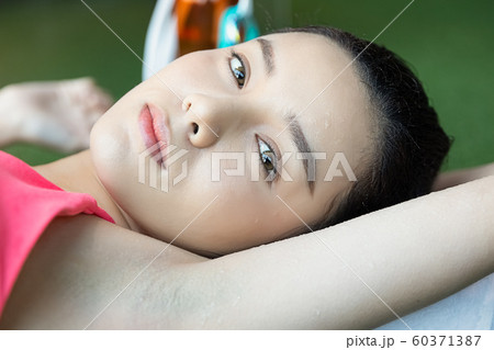 女性　スポーツ　水泳 60371387