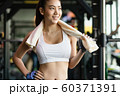 女性　フィットネス　休憩 60371391
