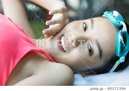 女性　スポーツ　水泳 60371394