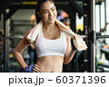 女性　フィットネス　休憩 60371396