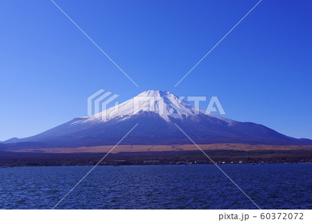山中湖畔から望む富士山と青い空 山中湖畔から望む富士山と青い空 60372072