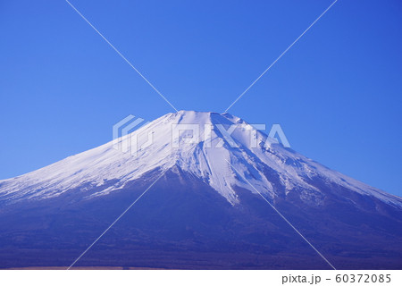 山中湖畔から望む富士山と青い空 60372085