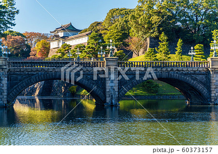 江戸城伏見櫓と正門石橋（二重橋） 60373157