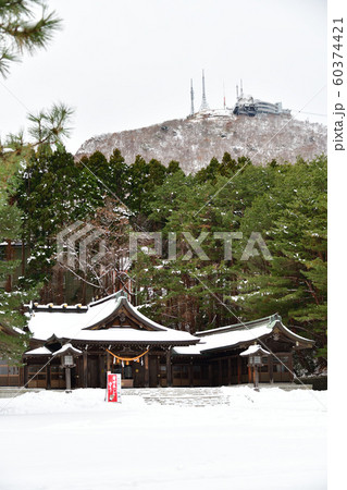 北海道函館市護国神社境内の冬の雪景色を撮影 北海道函館市護国神社境内の冬の雪景色を撮影 60374421