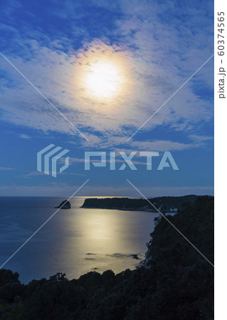 ニュージーランド　コロマンデル半島　カセドラル・コーブまでのハイキングコースからの風景　満月 60374565