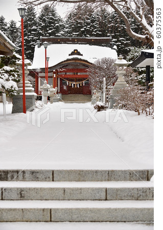 北海道函館市で北海道東照宮の境内の冬の雪景色を撮影 60375563