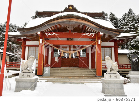 北海道函館市で北海道東照宮の境内の冬の雪景色を撮影 60375571