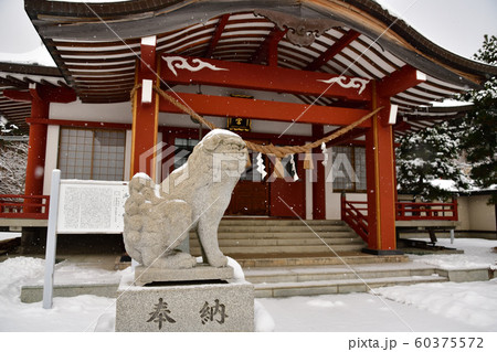 北海道函館市で北海道東照宮の境内の冬の雪景色を撮影 60375572