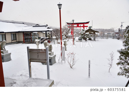 北海道函館市で北海道東照宮の境内の冬の雪景色を撮影 60375581