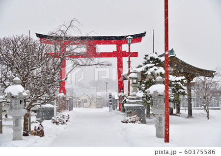 北海道函館市で北海道東照宮の境内の冬の雪景色を撮影 60375586