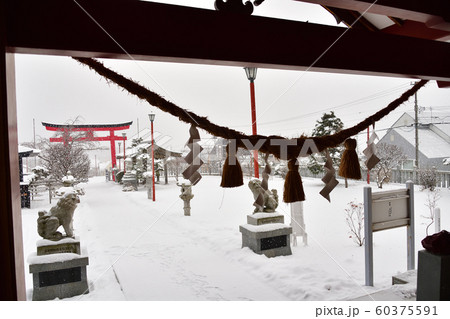 北海道函館市で北海道東照宮の境内の冬の雪景色を撮影 北海道函館市で北海道東照宮の境内の冬の雪景色を撮影 60375591