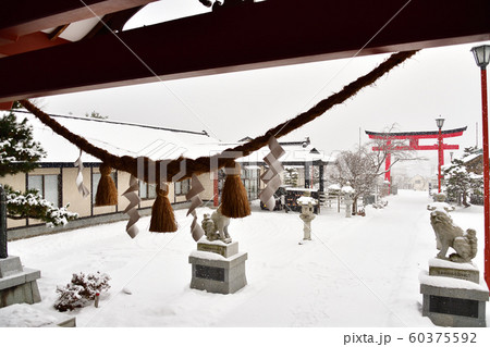 北海道函館市で北海道東照宮の境内の冬の雪景色を撮影 60375592