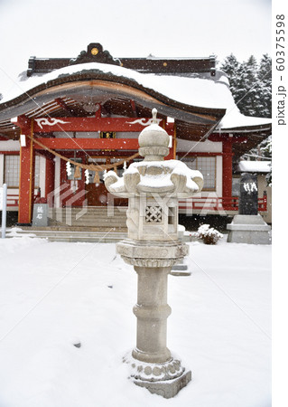 北海道函館市で北海道東照宮の境内の冬の雪景色を撮影 北海道函館市で北海道東照宮の境内の冬の雪景色を撮影 60375598