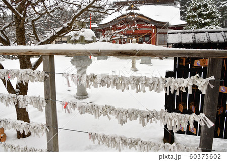 北海道函館市で北海道東照宮の境内の冬の雪景色を撮影 60375602
