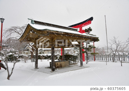 北海道函館市で北海道東照宮の境内の冬の雪景色を撮影 60375605
