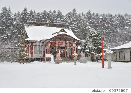 北海道函館市で北海道東照宮の境内の冬の雪景色を撮影 60375607