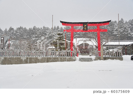 北海道函館市で北海道東照宮の境内の冬の雪景色を撮影 60375609