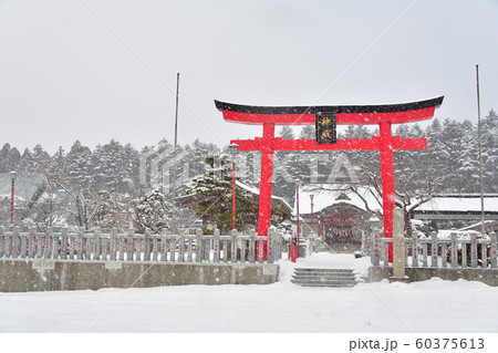 北海道函館市で北海道東照宮の境内の冬の雪景色を撮影 60375613