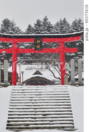 北海道函館市で北海道東照宮の境内の冬の雪景色を撮影 60375616