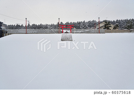 北海道函館市で北海道東照宮の境内の冬の雪景色を撮影 60375618