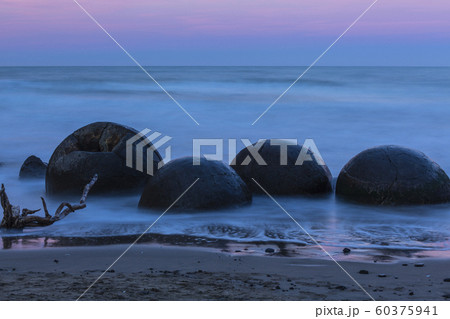 ニュージーランド　モエラキ　夕暮れのモエラキ・ボルダーズ 60375941