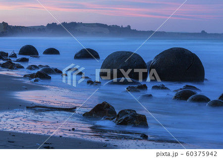 ニュージーランド モエラキ 夕暮れのモエラキ・ボルダーズ ニュージーランド モエラキ 夕暮れのモエラキ・ボルダーズ 60375942