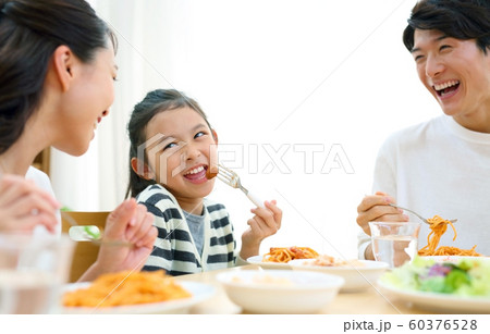 家族の楽し気な食事イメージ 60376528