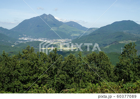 峠から眺めた由布岳 峠から眺めた由布岳 60377089